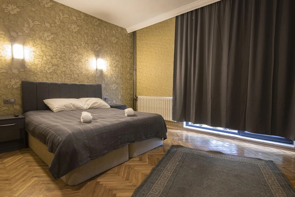 Ares Business Suit Hotel