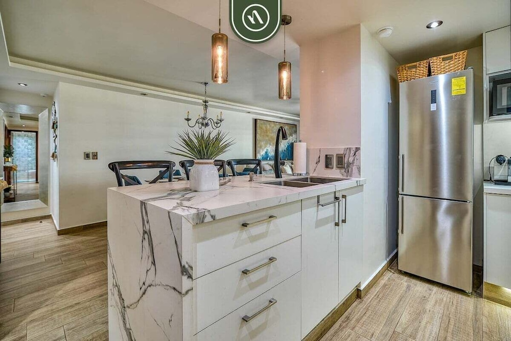 3BR Condo With Private Balcony - Pool - Marina