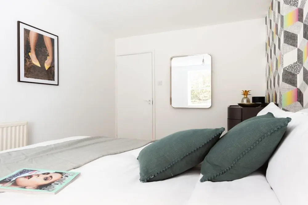The Kensington Grove - Stylish 2BDR Flat with Private Patio