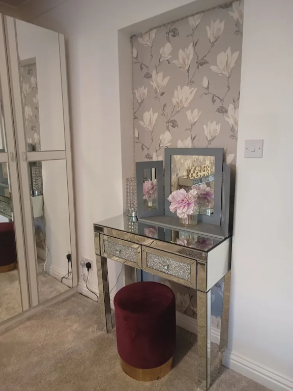 Beach Apartment - Sleeps 4, Garden & Parking
