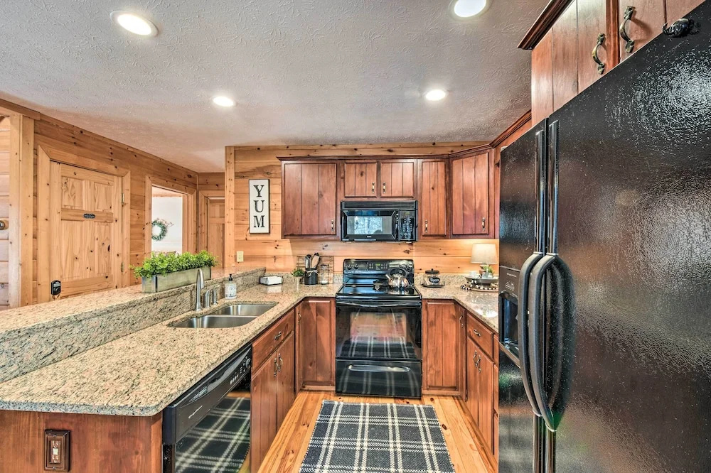 The River Rest Ellijay Cabin with Hot Tub