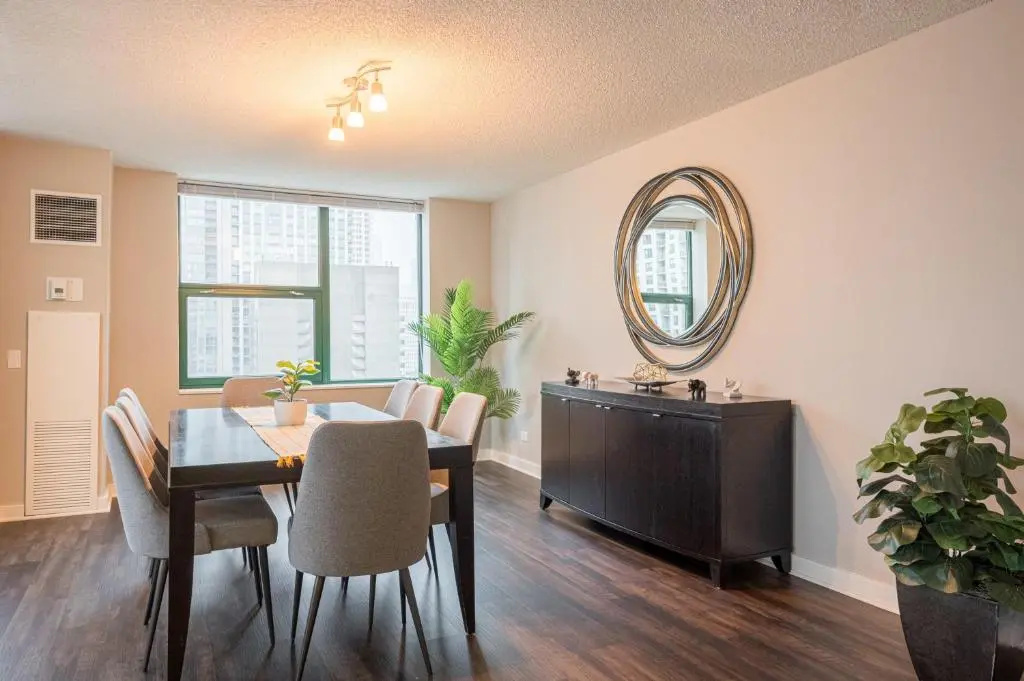 3BR 2BA Captivating Penthouse with Views Pool & Gym