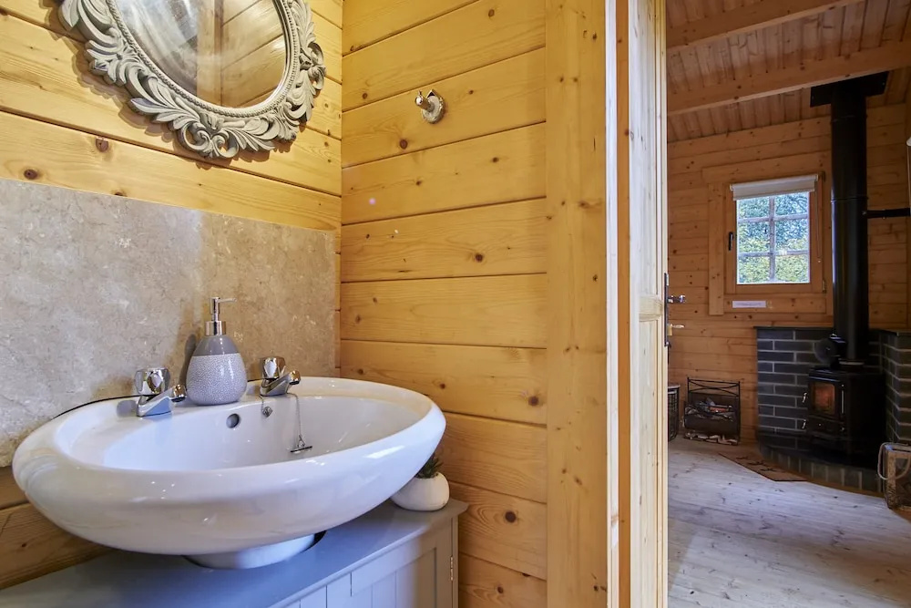 1-bed Cabin, 2 Adults, Wood Burning Hot Tub & Fire