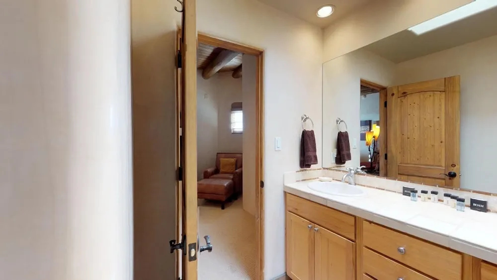 Art Haven - Stylish Southwestern Comfort, Walk to The Plaza