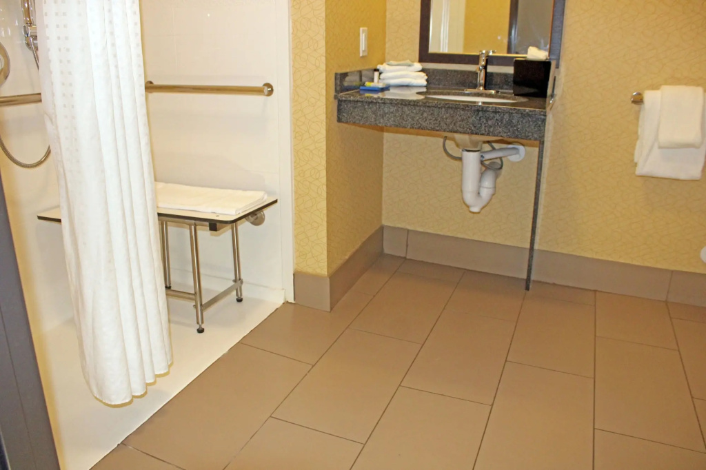 Holiday Inn Express & Suites Bakersfield Airport by IHG