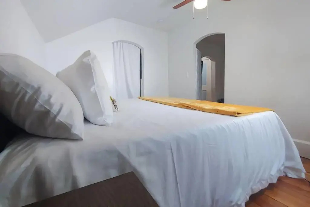 Historic w/deck, king bed & air by Lake Michigan
