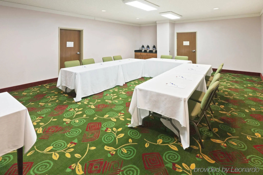 Holiday Inn Express & Suites Plainview by IHG