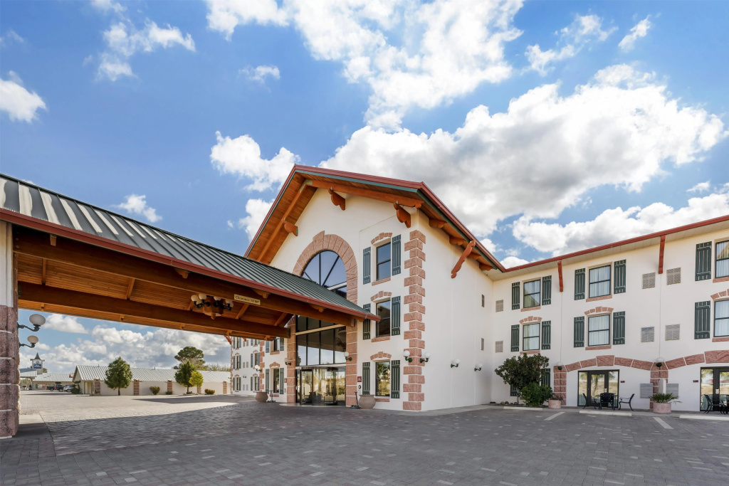Best Western Plus Swiss Chalet Hotel & Suites