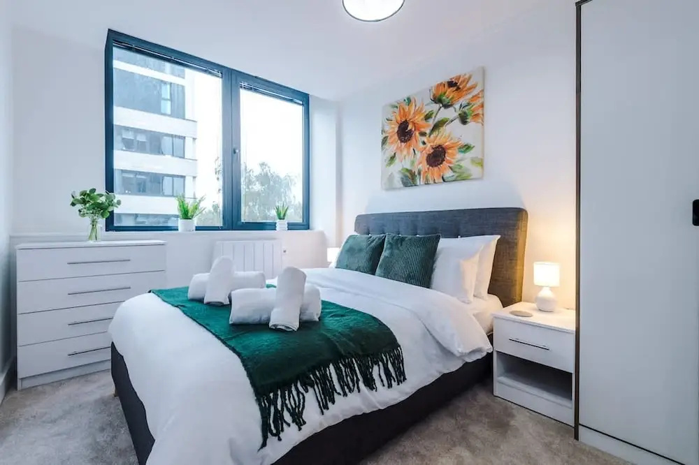 NEW Stylish Apartment Amazing Location Sleeps 4