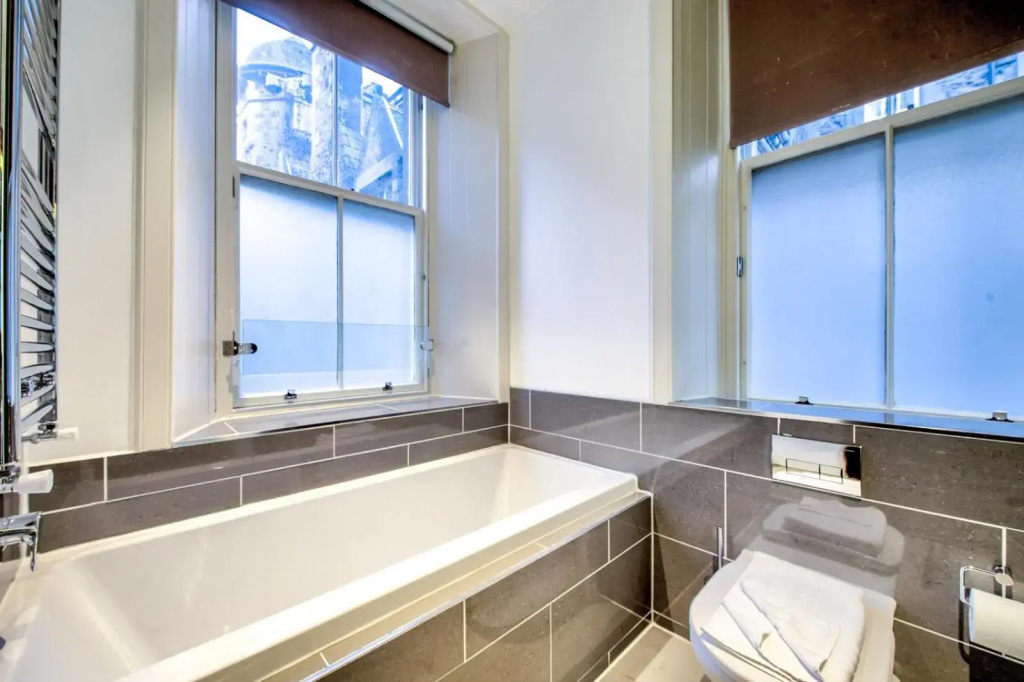 Sumptuous 2BR Apt Next To Edinburgh Castle!