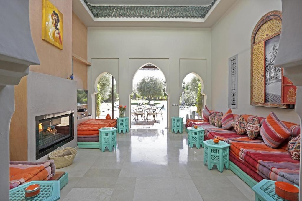 Villa DOMOLIV en exclusivité avec piscine et terrain de tennis privé