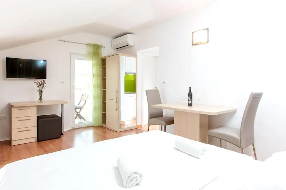 Studio in Podstrana, With Wonderful Mountain View, Enclosed Garden and