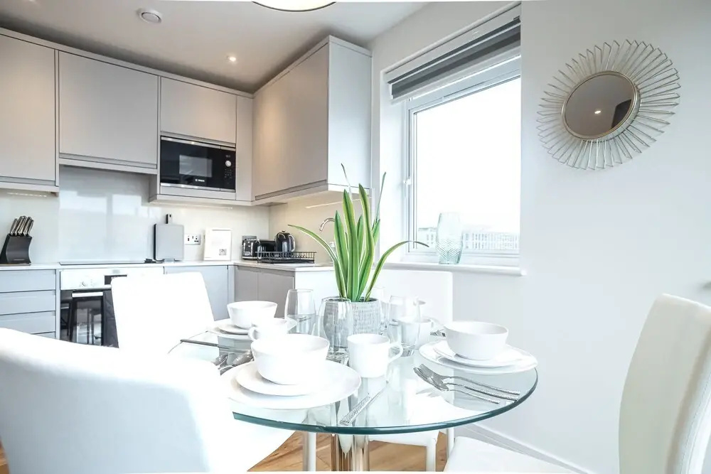 Deluxe & Chic 1 & 2 Bed Apts near Heathrow, Legoland, & Windsor Slough