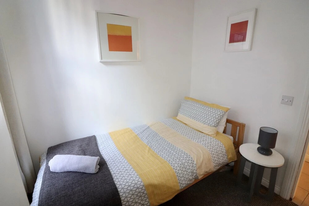Sleeps 4 only 5 min by taxi