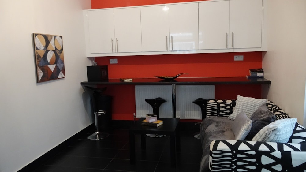Private Rooms-Private Bathrooms-Near Airport- CABIN CREW paradise