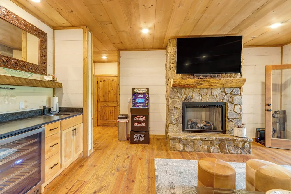 Blue Ridge Cabin w/ Hot Tub, Deck & Mountain Views