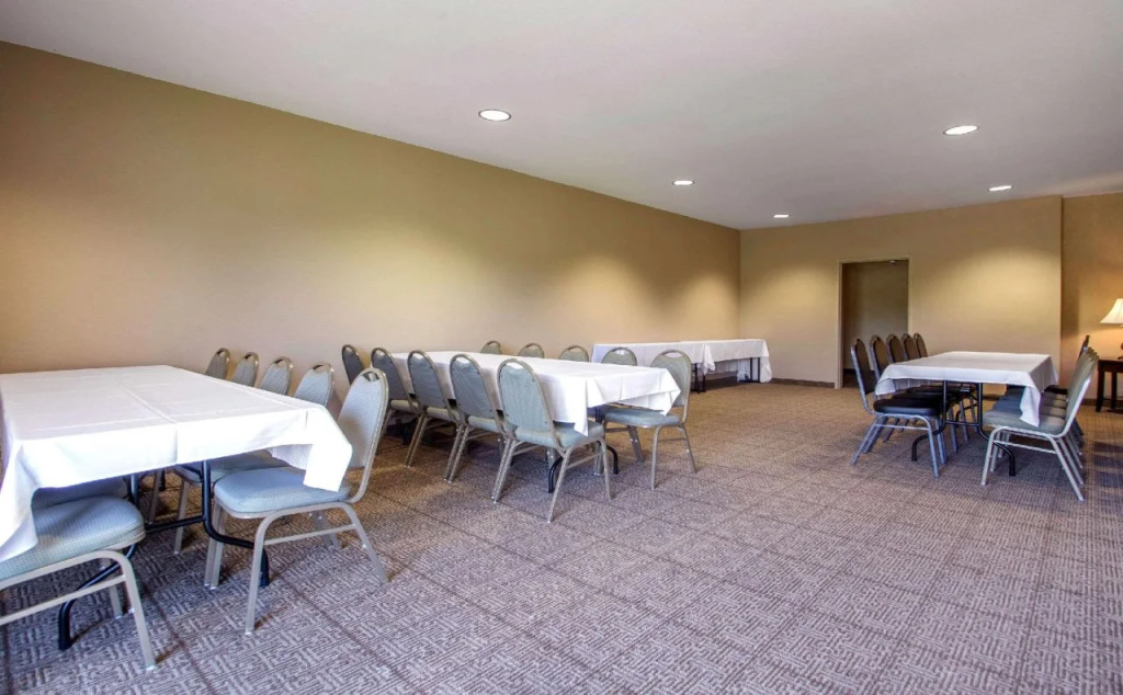 Comfort Suites Johnson Creek Conference Center
