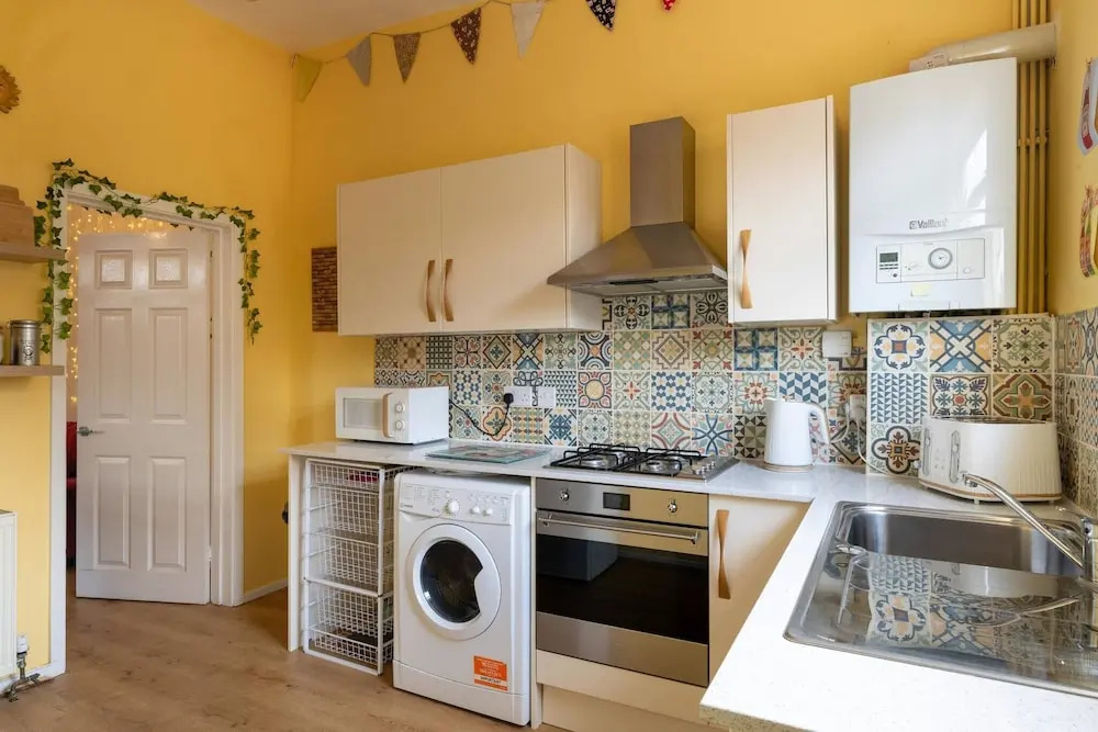 Bright And Beautiful City Cottage With Courtyard