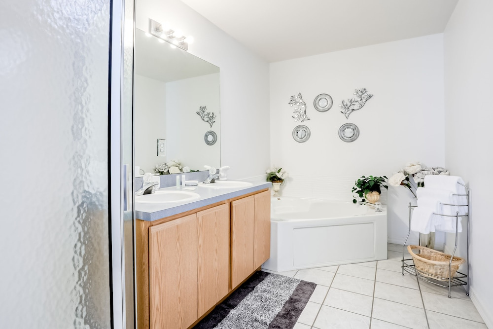 Enchanting Dog-friendly Home With Pool, Lanai, Central AC, & Washer/dryer