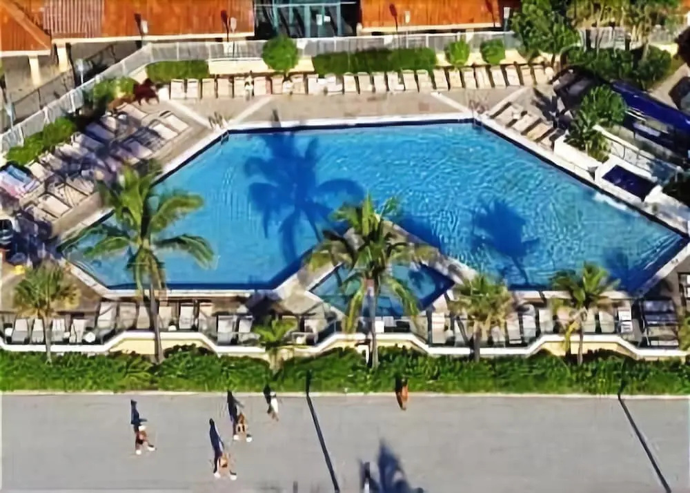 Hollywood Beach Resort- Large Studio Sleeps 4