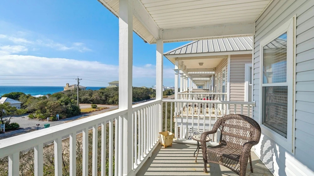 4-bedroom Cottage in Seacrest Beach ~ Gulf Views ~ Community Pool