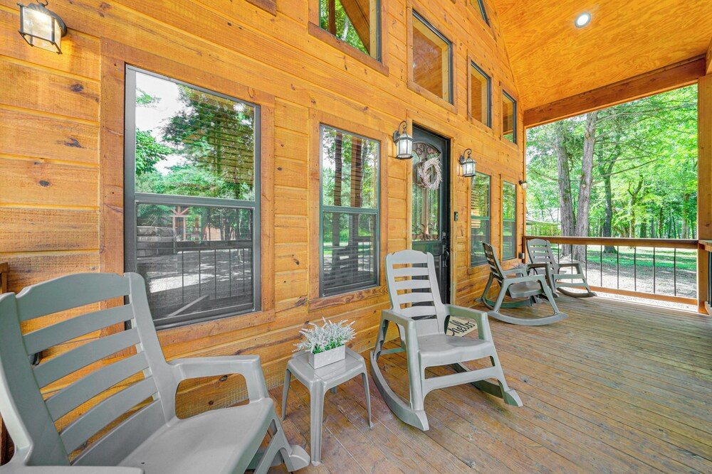 Private Hot Tub: Luxe Cabin in Broken Bow!