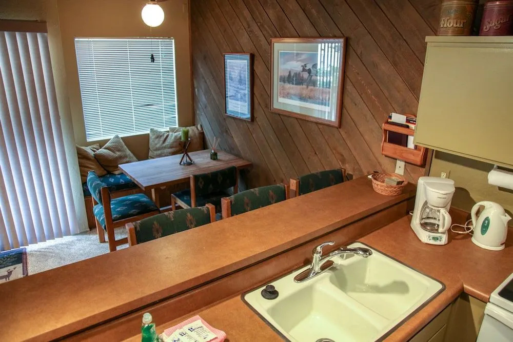 Bigwood 62 Quiet and Cozy in Forest Setting, with Garage Parking by RedAwning