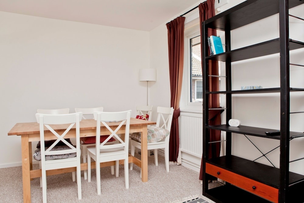 Warm East London Apartment - Sleeps 4