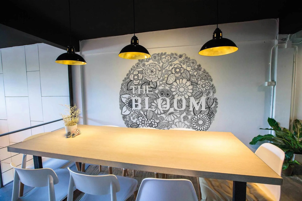 BLOOMZ HOSTEL