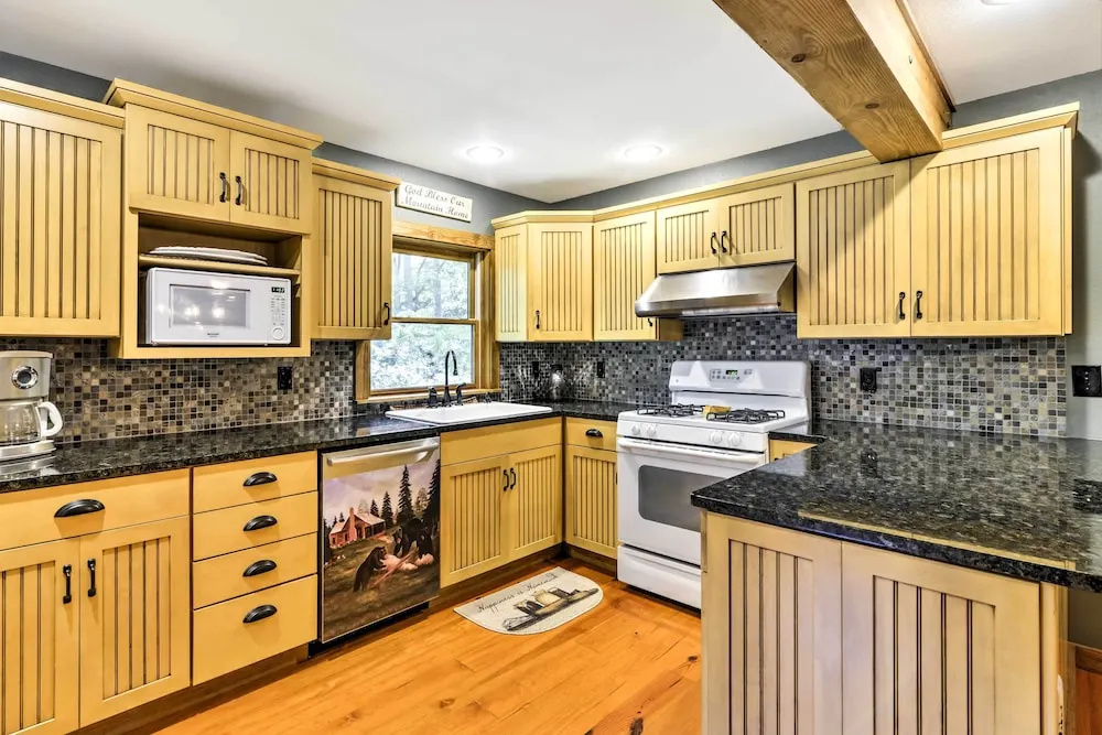 Black Mountain Cabin w/ Screened Porch + Views!