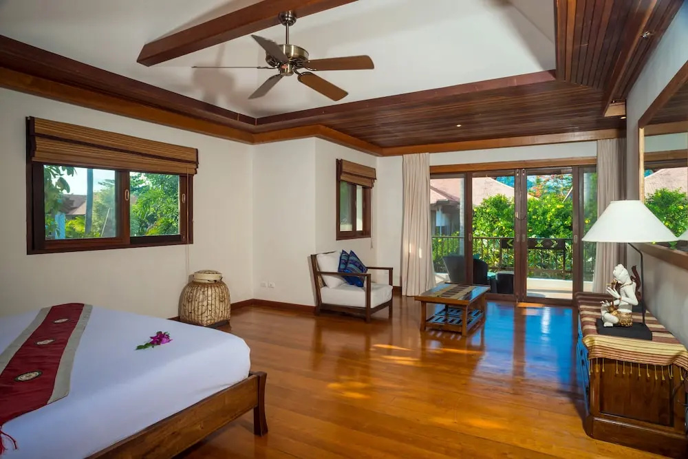 4 BR Villa Baan Banburee, seconds from beach