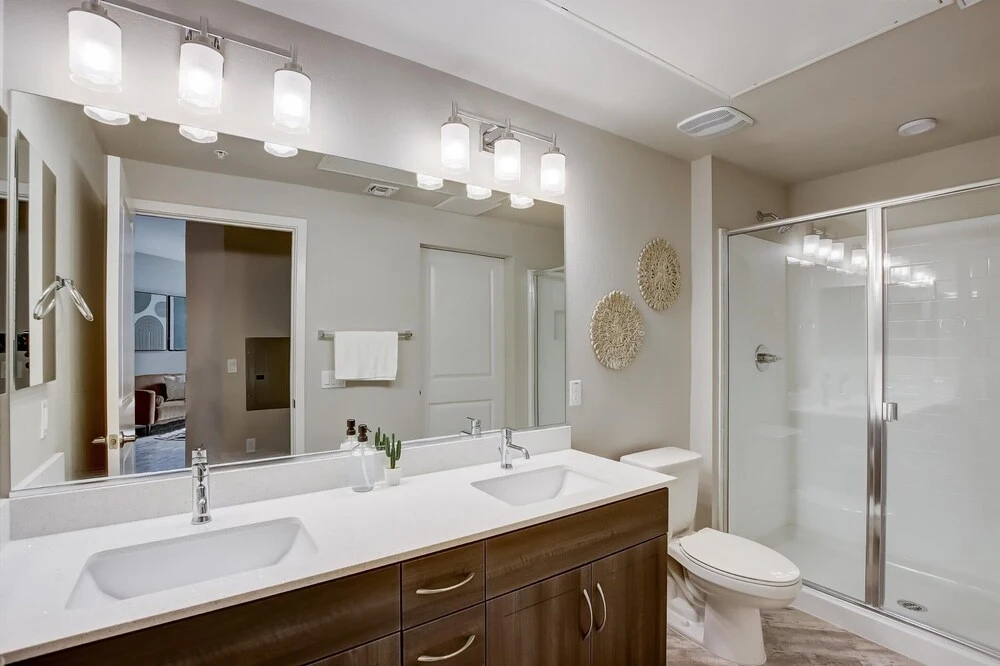 FRONTDESK Montreux Apts Northeast Phoenix