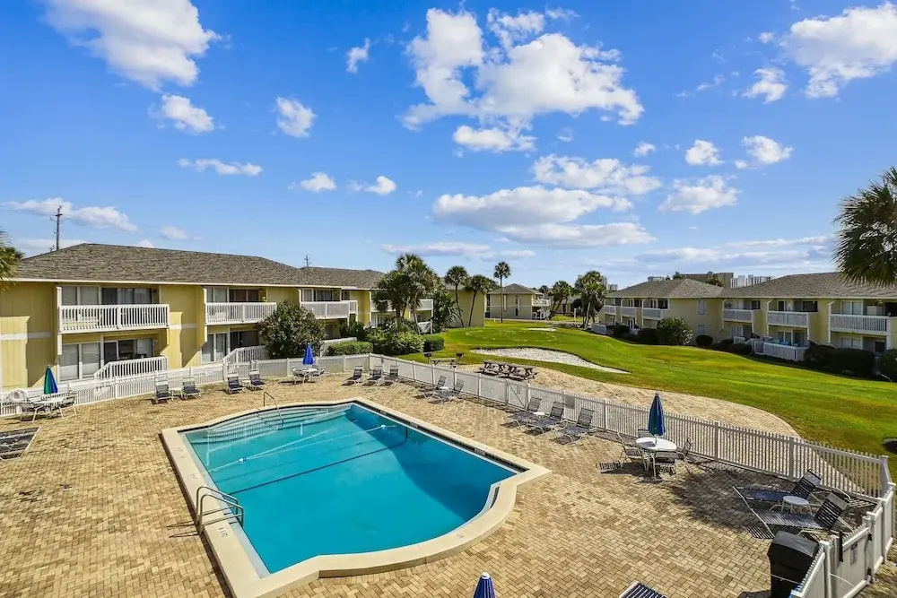 SPC 2013 is a Pet Friendly Upstairs 1 BR with Seasonal Beach Setup by RedAwning