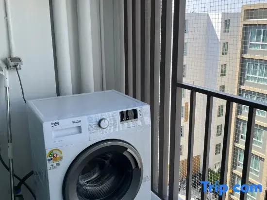 Studio Near Central Festival +Street Parking