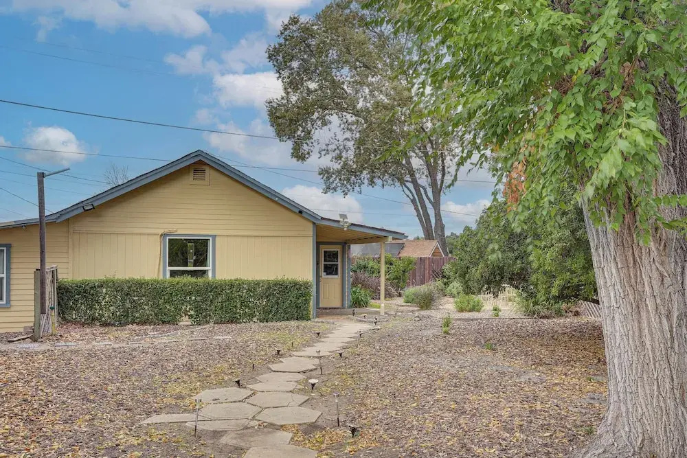 2 Mi to Dtwn Atascadero! Cozy Cottage w/ Yard