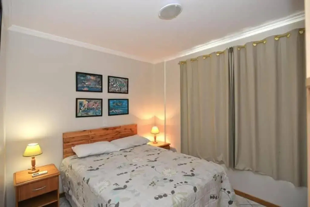 1074 Apartamento de cobertura com linda vista para o mar com 02 dormitórios 01 vaga de garagem na praia do centro de Bombinhas