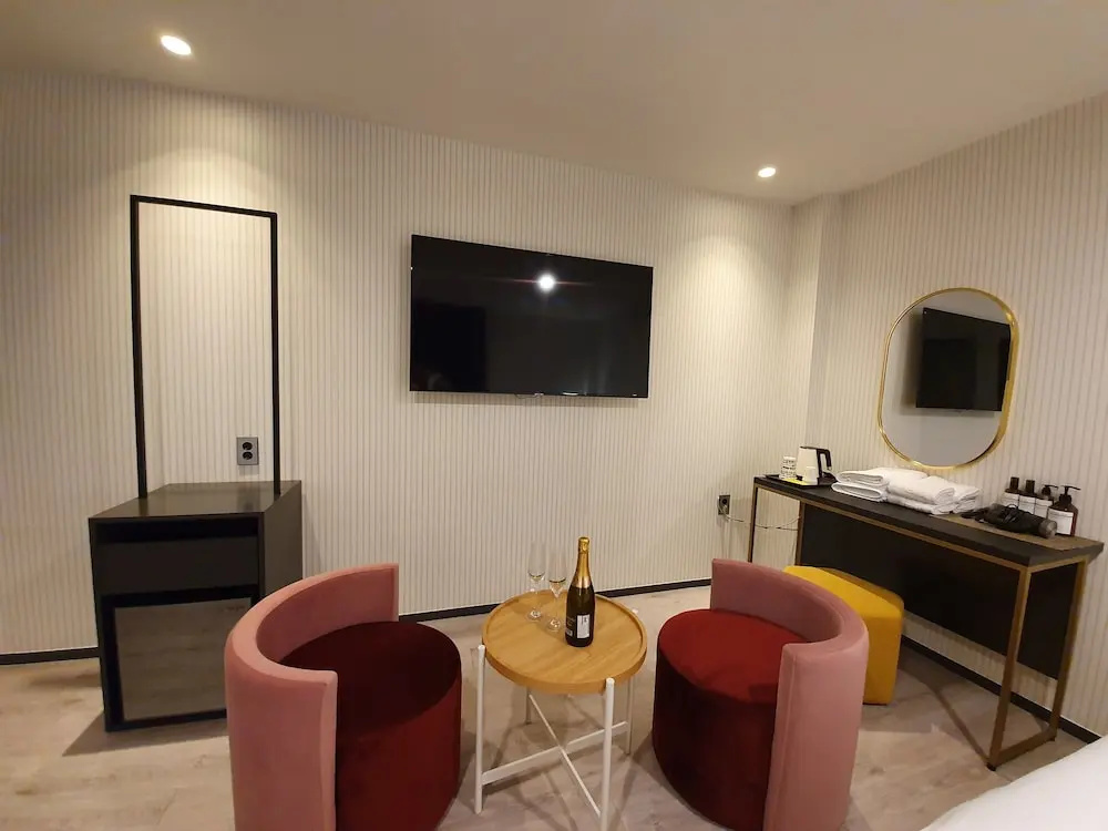 Brown-Dot Hotel