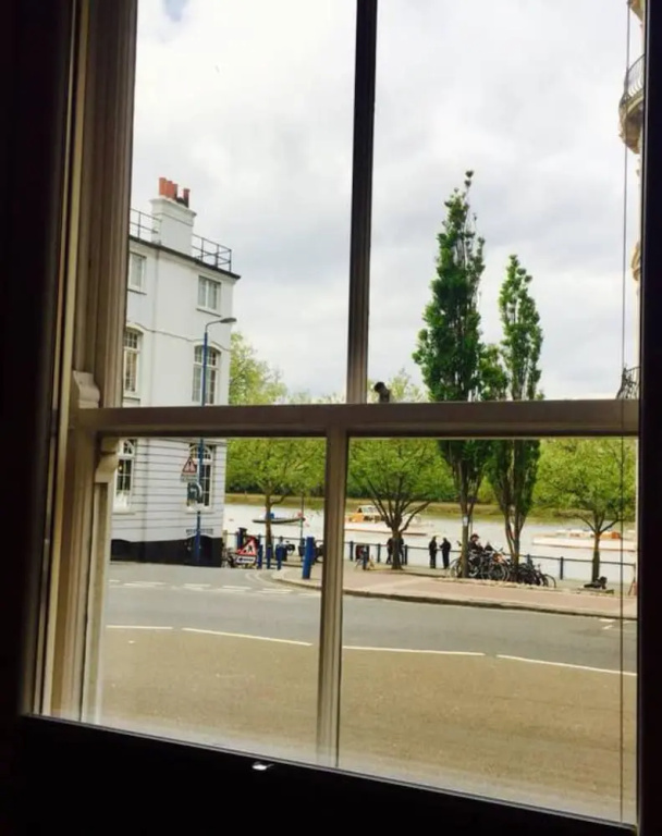 Putney riverside pad, perfect base for Wimbledon