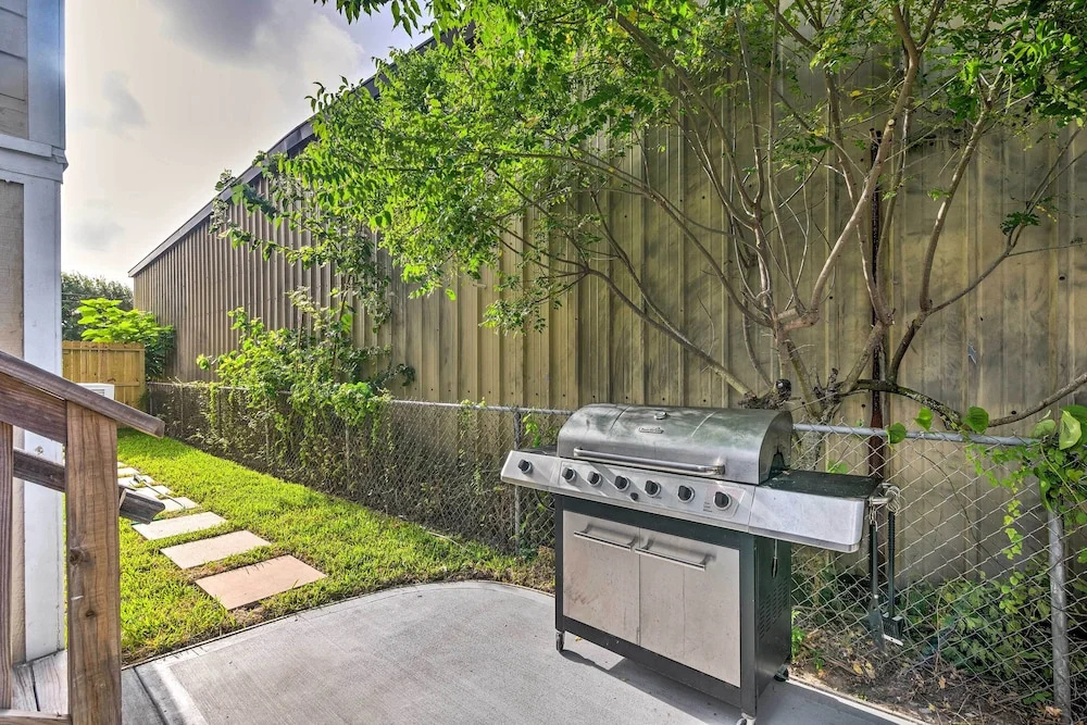 1 Mi to Seawall! Dog-Friendly Coastal Getaway