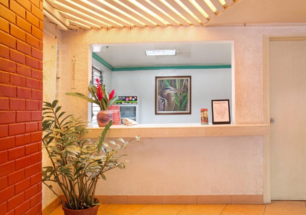 ZEN Rooms Broadway Court QC