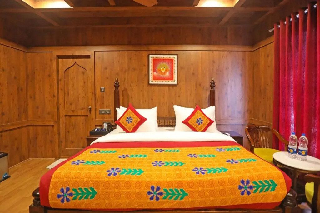 OYO EKTA Houseboat