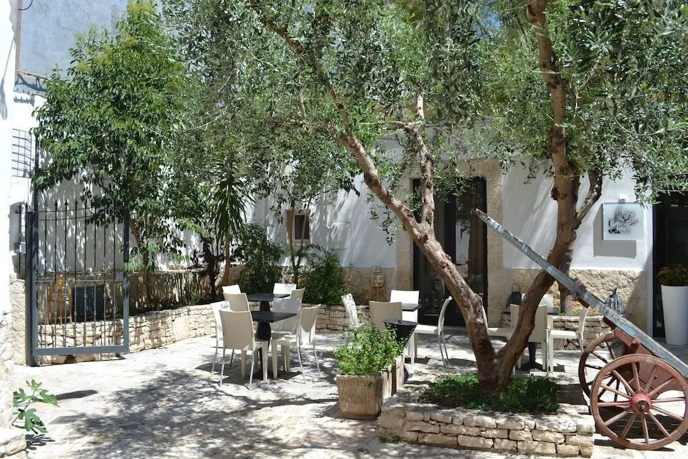 Corte Cairoli B&B and Suites