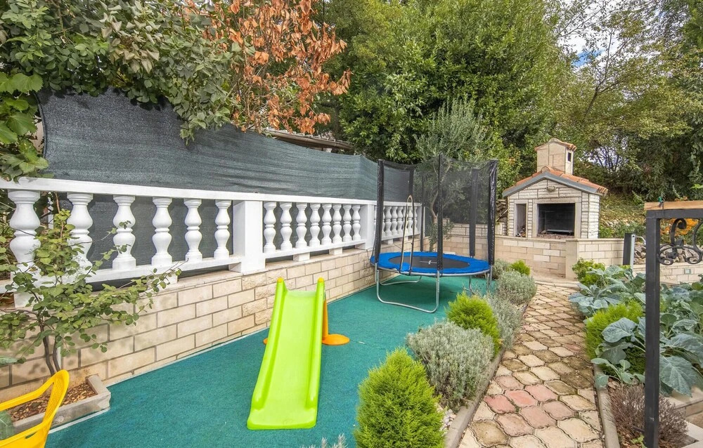 5 Bedroom Stunning Home In Crikvenica