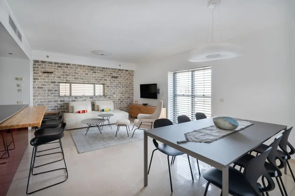 Bright and Clean Rothchild Quarter