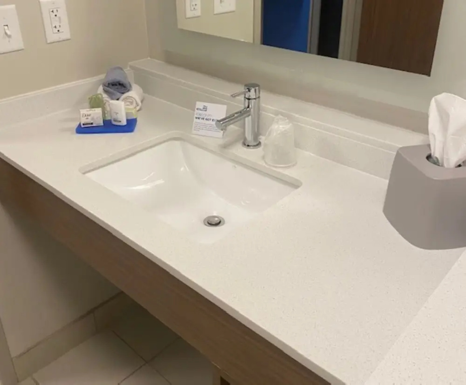 Holiday Inn Express & Suites Warrensburg North by IHG