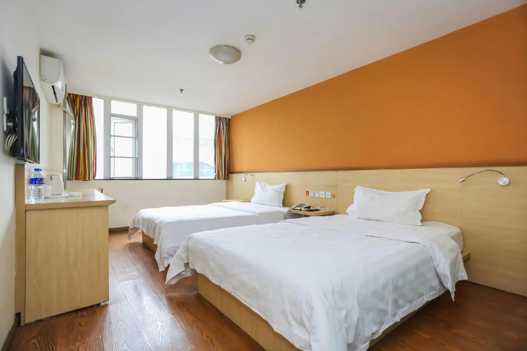 7 Days Inn Chengdu North Railway Train Station Square Branch