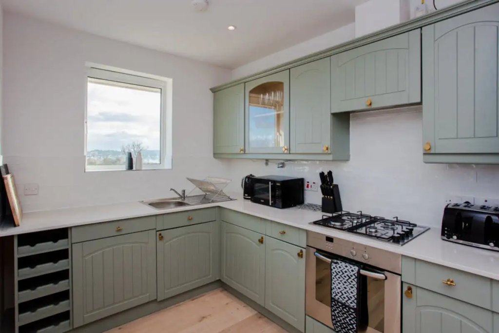 The Sparkford Gardens - Lovely 2BDR with Balcony