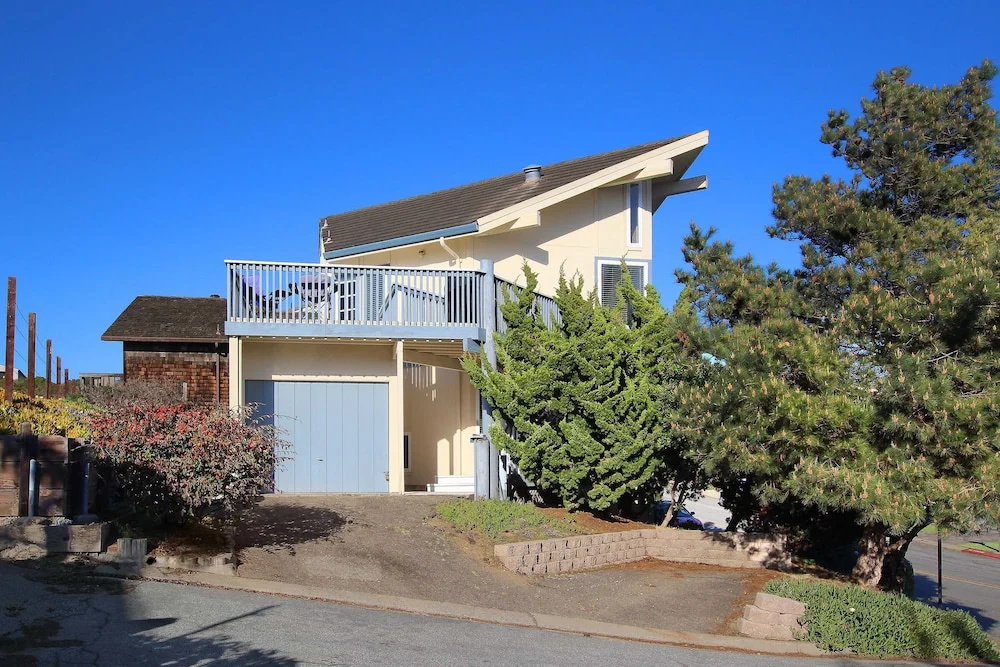 2br W/ Ocean Views - Steps To Beach 2 Bedroom Home