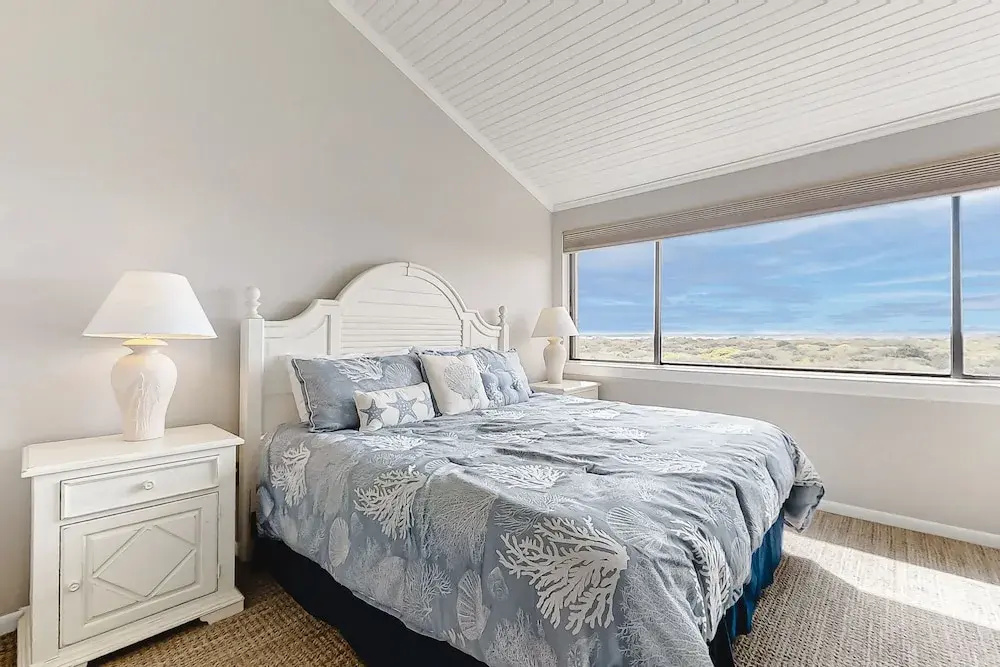 Oceanfront Condo With Balcony, Water Views, AC & Outdoor Pool
