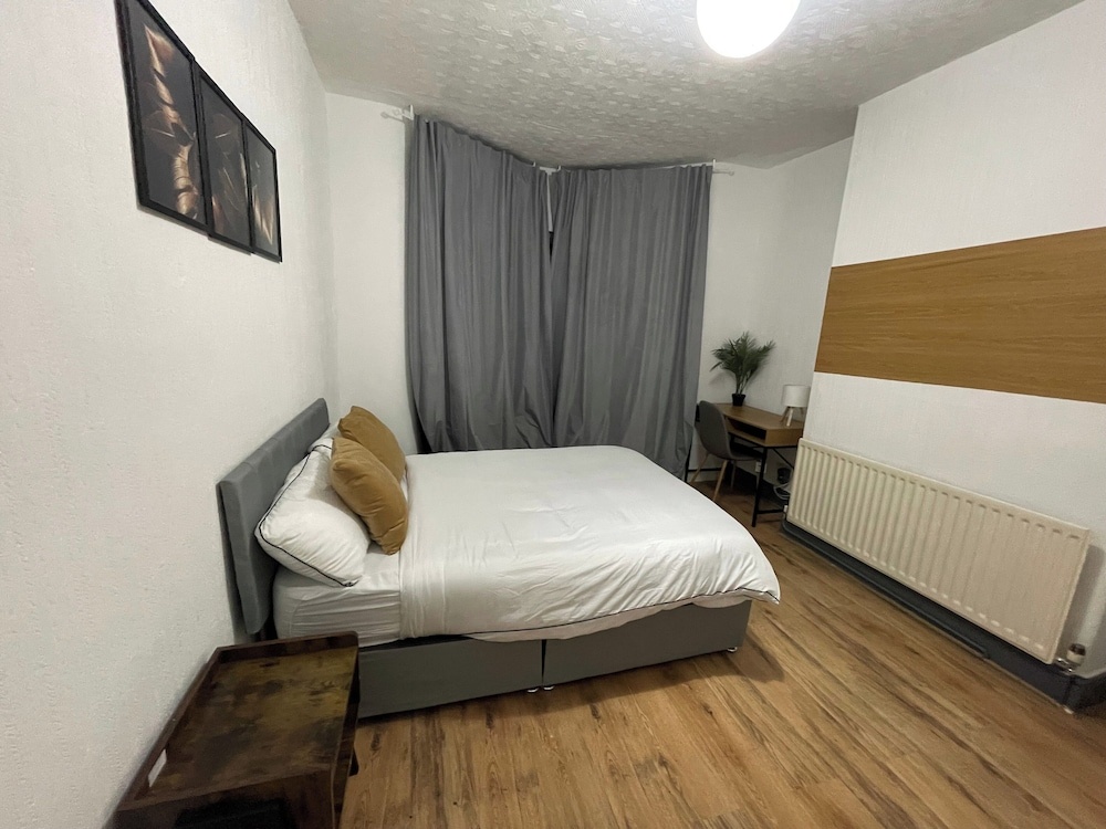 Large 4-bed Home, Free Parking, Near City Center